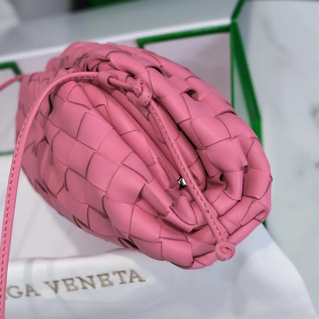 BV cloud bag is in stock, coarse weave, large plaid weave, the pouch cloud bag. Needless to say, this year's most popular bag is not without its reason. The minimalist and slightly wrinkled design is both advanced and a bit lazy. After the new designer came, he directly changed it to a large weave and became super young. It also has a touch of fashion. You must buy it. This year's must-have bag. Size: 22×12×7cm. Real shot ❤️